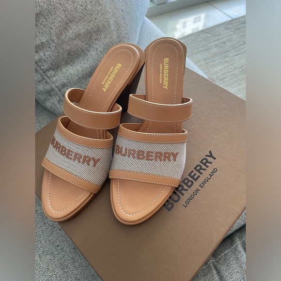 Burberry logo sandals | brand new never worn | box not included - Picture 7 of 11